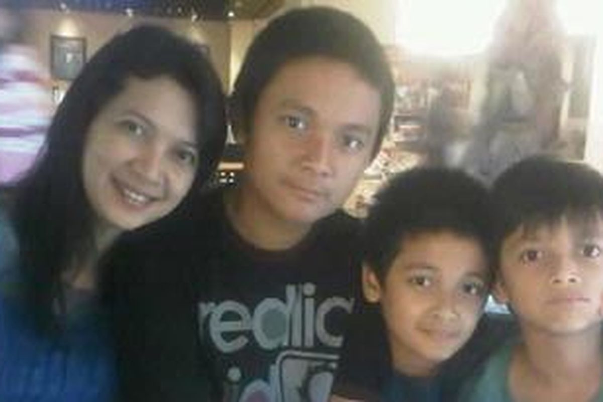 Erlisativani bersama ketiga anaknya, Damario Indra Bhaskara (17), Trindra Kautsar Ariobimo (11), Bramesha Dwindra Amarsakti (13).