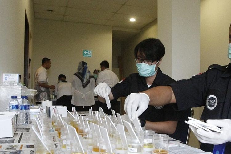 Lebih dari 500 pegawai di lingkungan Kemenko PMK baik aparatur sipil maupun tenaga kontrak melakukan tes urin 