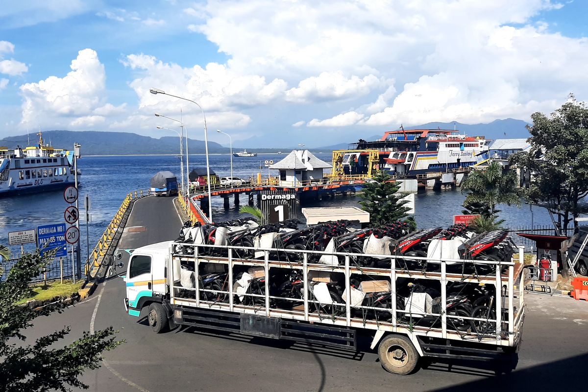 Sebuah truk pengangkut motor memasuki Dermaga 1 Pelabuhan Ketapang Banyuwangi, Jawa Timur, untuk menyeberang  dengan kapal ke Bali, (Mei 2021). KOMPAS.COM/AHMAD SU'UDI 