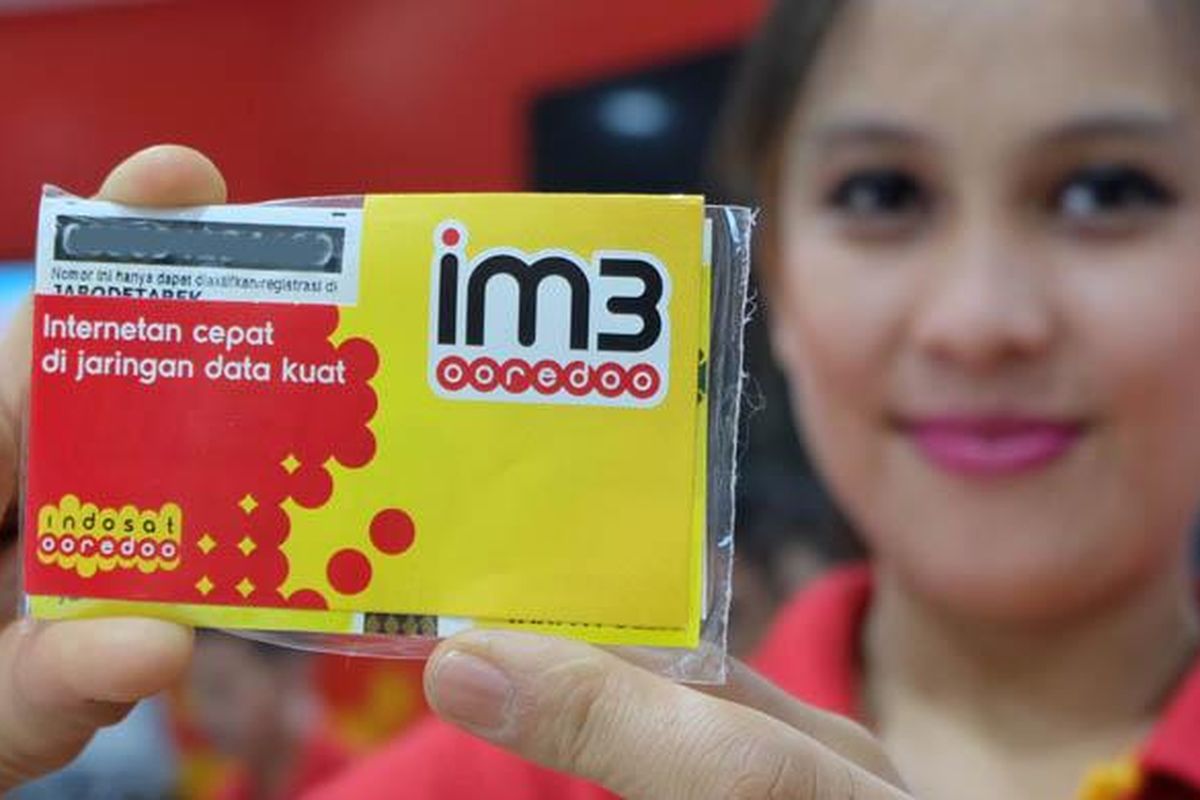 Model memamerkan kartu perdana Indosat IM3 yang kini berubah nama menjadi IM3 Ooredoo.