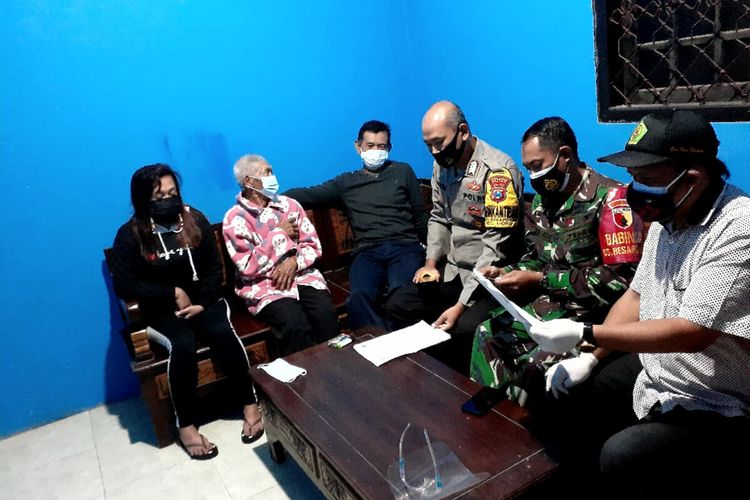 Satgas Covid-19 Kecamatan Doko, Kabupaten Blitar melakukan penjemputan seorang PMI di Desa Resapombo yang telanjur pulang ke rumahnya awal Mei lalu