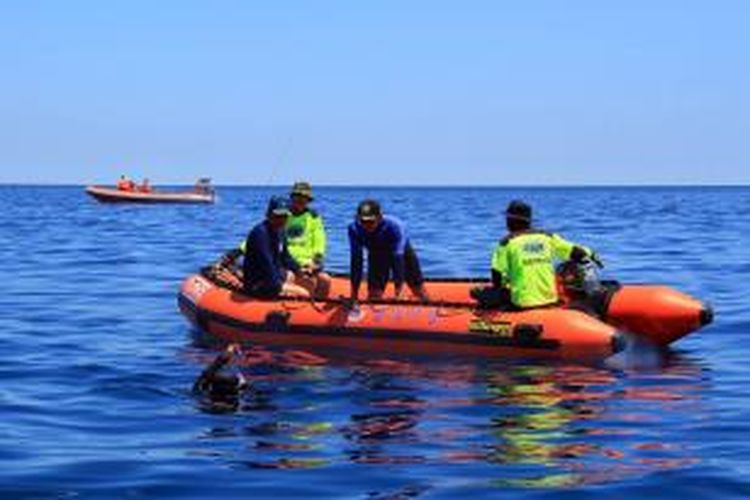Tim Penyelamat melakukan upaya pencarian terhadap Ramadhan Broo (11) bocah yang tenggelam di Pantai Manado.