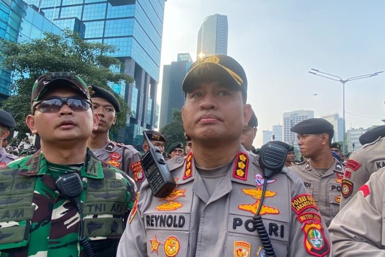 Kapolres Jakpus Temui Massa Mahasiswa di Sudirman, Janji Mundurkan Barikade Polisi