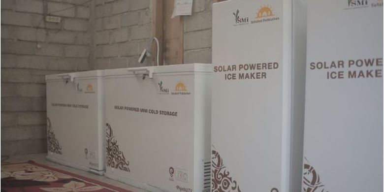 Dua unit cold storage bertenaga surya serta dua mesin pembuat es batu diserahkan kepada masyarakat dan tambahan energi sebesar 1.300 watt diberikan pada program ini.