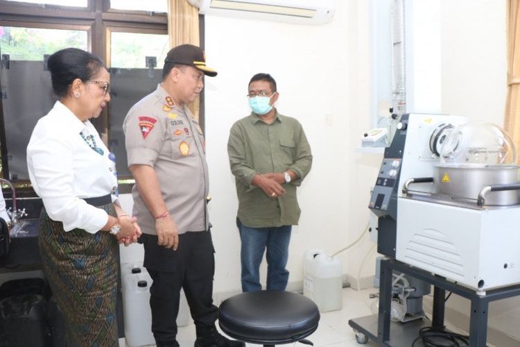 Kepala Polda Bali, Inspektur Jenderal Polisi Petrus Golose (dua kiri), bersama dengan Rektor Universitas Udayana, saat mengunjungi laboratorium Fakultas Farmasi Universitas Udayana, Denpasar, Senin (30/3/2020). 