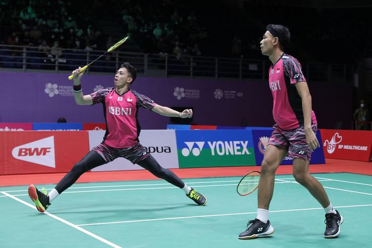 Fajar Alfian/Muhammad Rian Ardianto saat bertanding di perempat final Malaysia Masters 2022 di Axiata Arena, Kuala Lumpur, Jumat (8/7/2022). Terkini, Fajar/Rian berhasil meraih tiket final Singapore Open 2022 setelah mengalahkan Sabar/Reza, Sabtu (16/7/2022).