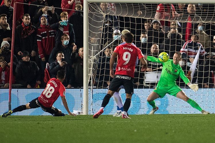 Kiper Barcelona Marc-Andre ter Stegen melakukan penyelamatan krusial dalam laga lanjutan Liga Spanyol musim 2021-2022 kontra Mallorca di Stadion Iberostar, Senin (3/1/2022) dini hari WIB.