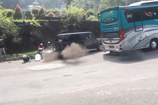 Video Kijang Lawas Gagal Menanjak sampai Tabrak Pengendara Motor