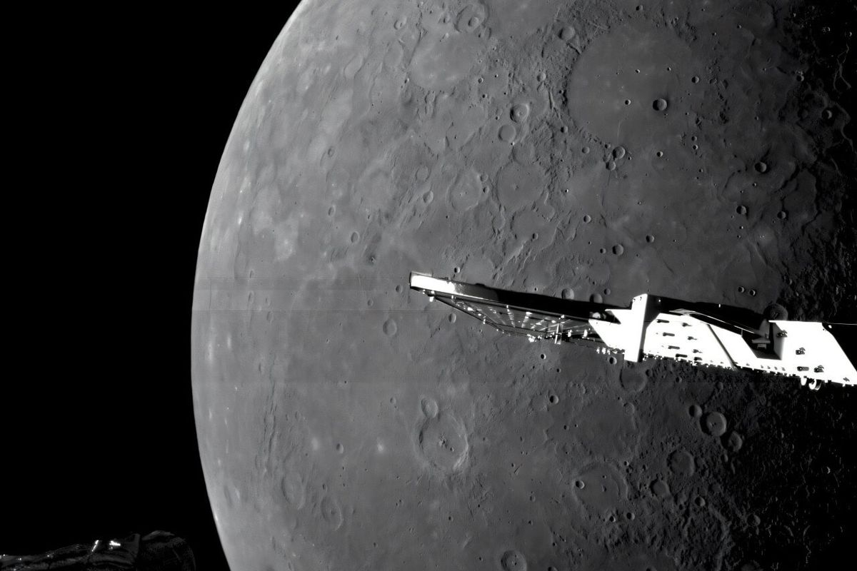 Gambar yang disediakan oleh Badan Antariksa Eropa ini menunjukkan foto close-up Merkurius yang menunjukkan dataran utara yang diambil oleh pesawat ruang angkasa Eropa-Jepang BepiColombo. Kredit: Pesawat Antariksa Kosmos 482 Jatuh ke Indonesia.