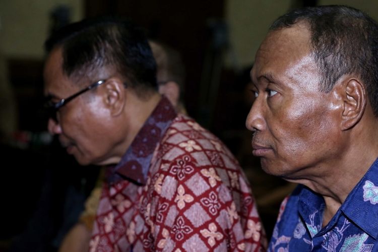 Terdakwa mantan Dirjen Kependudukan dan Pencatatan Sipil Kementerian Dalam Negeri, Irman dan Mantan Direktur Pengelolaan Informasi dan Administrasi Ditjen Dukcapil Kemendagri, Sugiharto menjalani sidang ketujuh perkara dugaan korupsi pengadaan e-KTP di Pengadilan Tipikor, Jakarta, Senin (10/4/2017). KPK menduga ada perbuatan melawan hukum dan atau penyalahgunaan wewenang yang mengakibatkan kerugian negara terkait pengadaan proyek KTP elektronik.