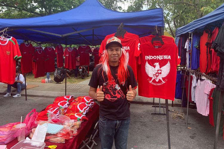 Penjual baju timnas Indonesia di Stadion Kuala Lumpur.