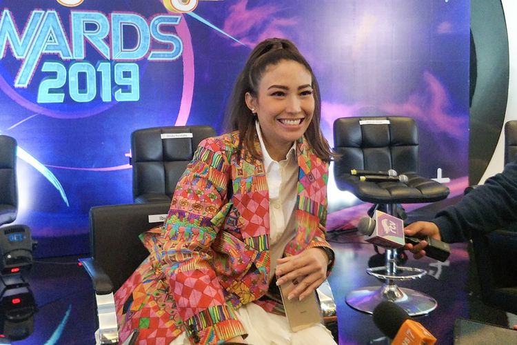 Pembawa acara Ayu Dewi dalam jumpa pers Dahsyatnya Awards 2019 di MNC Studios, Kebon Jeruk, Jakarta Barat, Senin (18/3/2019).