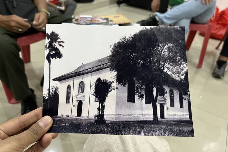Foto gereja Sion pada tahun 1919 sebelum atap gedung direnovasi pada 1920, di Gereja Sion, Jakarta Barat, Minggu (24/12/2023).