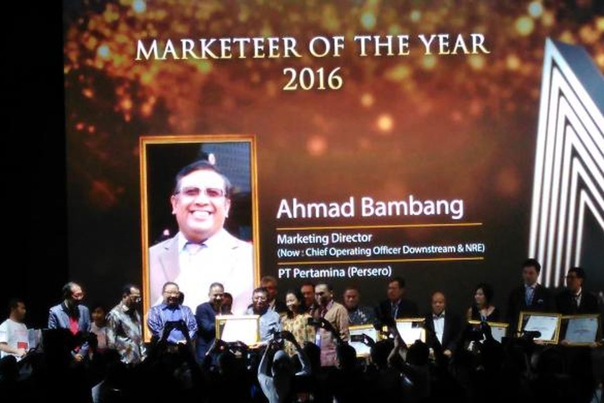 Wakil Direktur Utama Pertamina Ahmad Bambang meraih penghargaan Marketeers of The Year 2016 (MOTY 2016) di Ballroom Ritz Carlton Pacific Place, Jakarta, Kamis (8/12/2016).