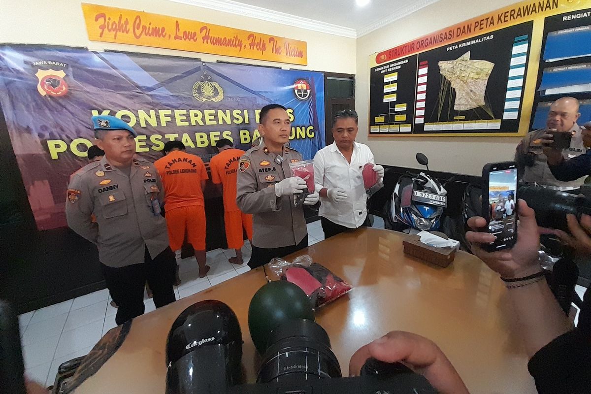 Kapolsek Lengkong Kompol Atep Suhendi memperlihatkan barang bukti pencurian kendaraan bermotor dengan mengangkut hasil curian ke sebuah mobil jenis minibus