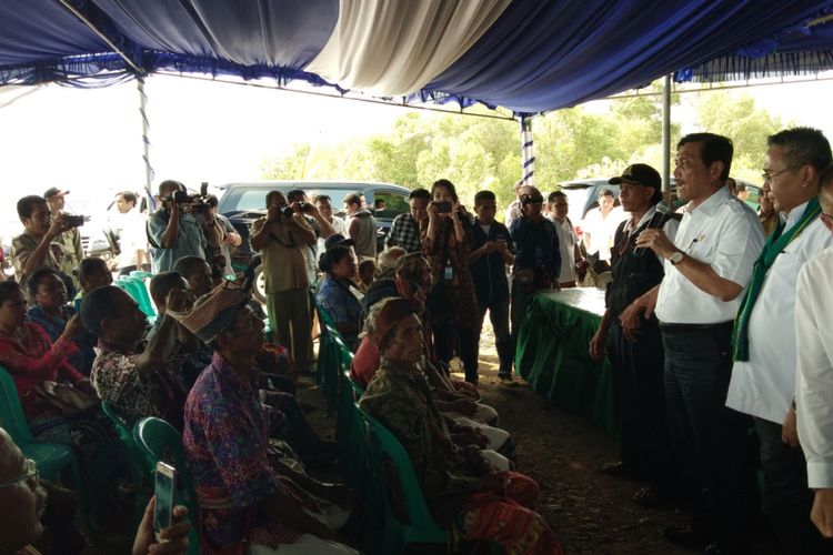 Menteri Koordinator Bidang Kemaritiman Luhut Binsar Panjaitan saat berbicara di depan puluhan warga di lokasi tambak garam di Bipolo, Desa Bipolo, Kecamatan Sulamu, Kabupaten Kupang, Nusa Tenggara Timur (NTT), Senin (30/10/2017)