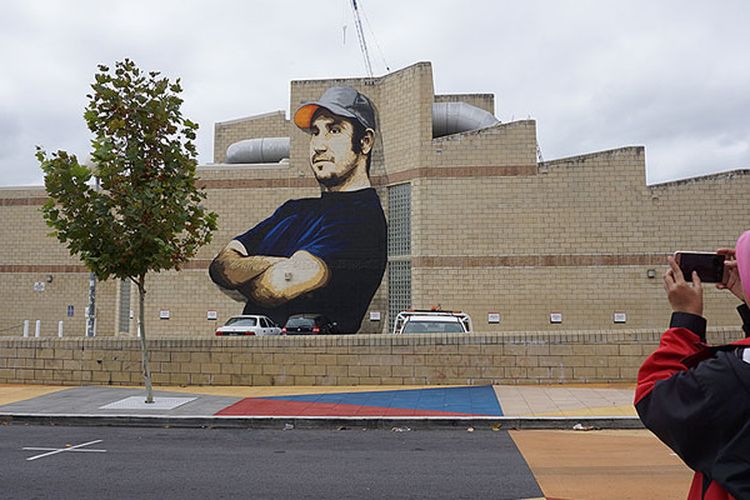 Seorang pengunjung tengah memotret mural di Kota Perth, Western Australia, pertengahan April lalu. Mural membuat visual kota ini lebih hidup.