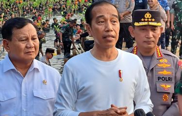 Presiden Joko Widodo memberikan keterangan pers di Taman Wisata Alam Kapuk Angke, Jakarta, Senin (15/5/2023).