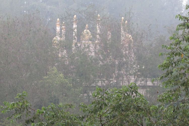 Sebuah masjid megah viral di media sosial. Masjid tersebut disebut berada di tengah hutan, Sejatinya, masjid tanpa nama itu berlokasi di Dusun Langkoa, Desa Bontoloe, Kecamatan Bontolempangang, Kabupaten Gowa, Sulawesi Selatan, Selasa, (26/11/2019).