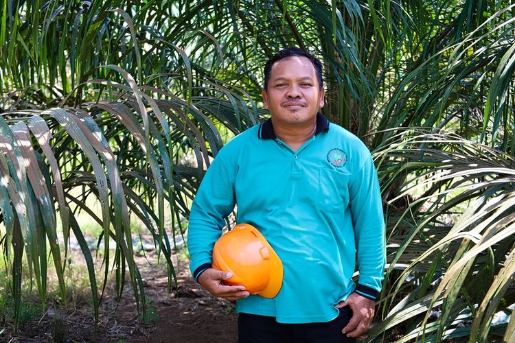 Salah satu pekebun swadaya binaan Musim Mas, Lady Ardyanto.