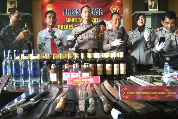 Aparat Polres Magelang Kota mengamankan puluhan senjata tajam hasil sitaan aksi tawuran antar-warga sepanjang 2017,  di mapolres setempat, Sabtu (30/12/2017).