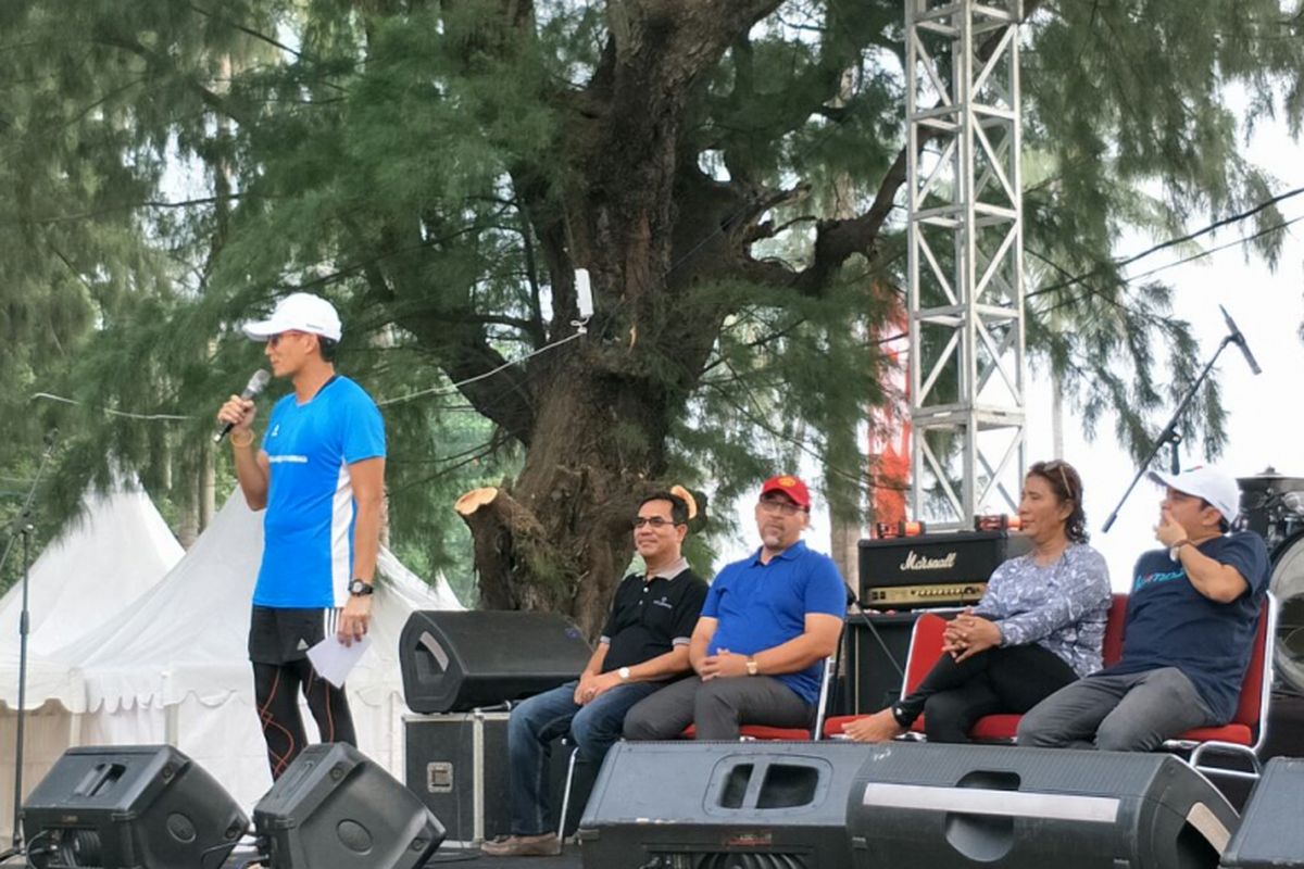 Wakil Gubernur DKI Jakarta Sandiaga Uno dan Menteri Kelautan dan Perikanan Susi Pudjiastuti dalam Tidung Aquathlon di Pulau Tidung, Sabtu (5/5/2018). 