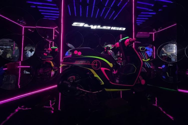 Honda Stylo hasil modifikasi seniman ultraviolet Onik yang dipamerkan di Synchronize Fest 2024. 