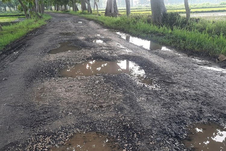 Kondisi jalan rusak menuju warung kopi santen di Desa Jepangrejo, Kecamatan Blora, Kabupaten Blora, Sabtu (11/11/2021)