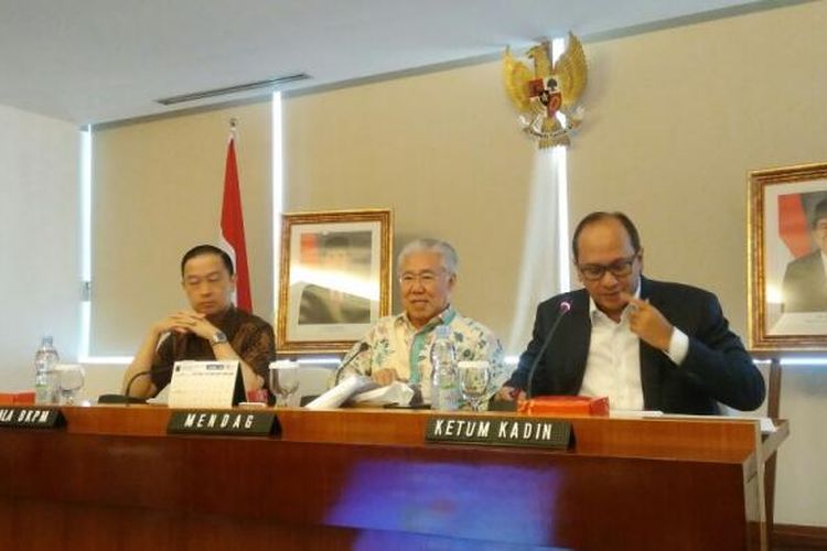Menteri Perdagangan Enggartiasto Lukita (tengah), bersama Kepala BKPM Thomas Trikasih Lembong (kiri), dan Ketua Kadin Indonesia Rosan P. Roeslani (kanan), di Jakarta, Jumat (3/3/2017).