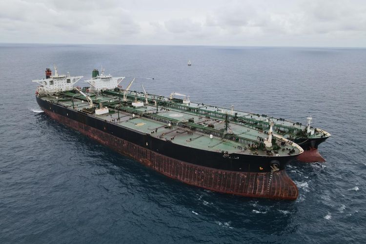  Badan Keamanan Laut (Bakamla) mengamankan dua kapal berjenis motor tanker (MT) berbendera Iran dan Panama yang diduga melakukan transfer bahan bakar minyak (BBM) ilegal di perairan Pontianak, Kalimantan Barat, Minggu (24/1/2021).