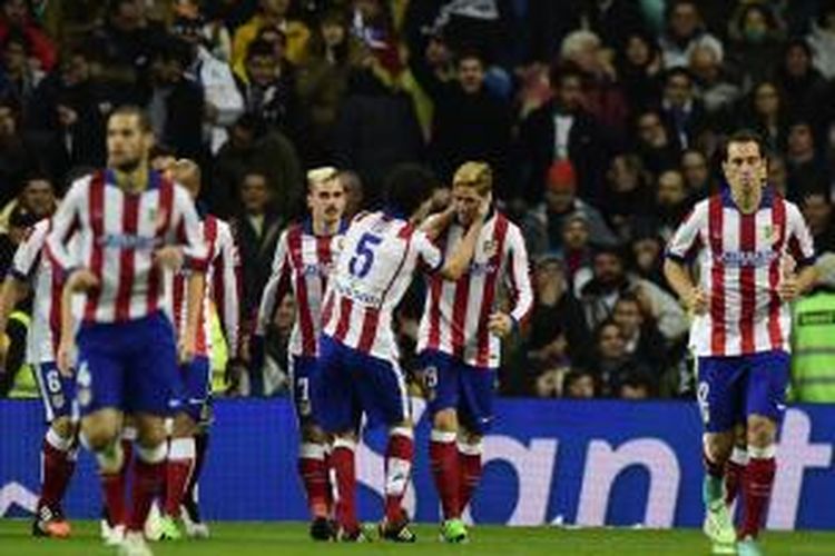 Penyerang Atletico Madrid, Fernando Torres (2 dari kanan), mendapat sambutan dari rekan-rekannya setelah mencetak gol ke gawang Real Madrid pada leg kedua babak 16 besar Liga Champions di Santiago Bernabeu, Kamis (15/1/2015).