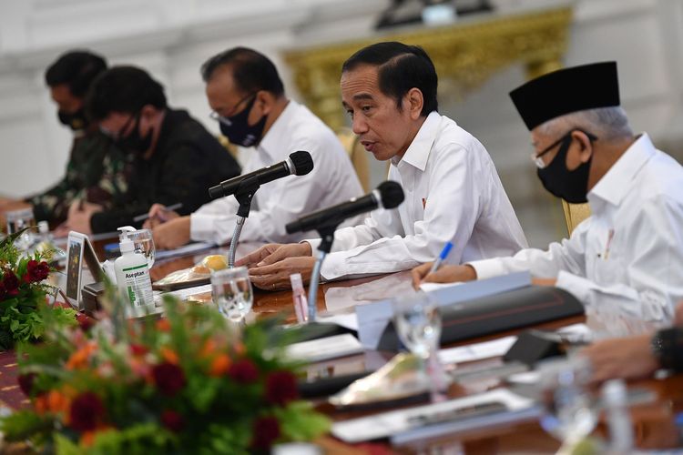 Presiden Joko Widodo (kedua kanan) memimpin rapat kabinet terbatas mengenai percepatan penanganan dampak pandemi COVID-19 di Istana Merdeka, Jakarta, Senin (13/7/2020).