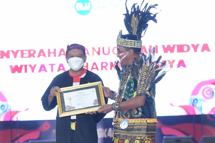 Rektor Unesa Prof. Dr Nuehasan dan Ketua Senat Unesa Haris Supratno memberikan langsung penghargaan itu kepada Menpora Amali dalam acara Dies Natalis ke-58 2022 di Graha Unesa, Surabaya, Senin (15/8/2022).