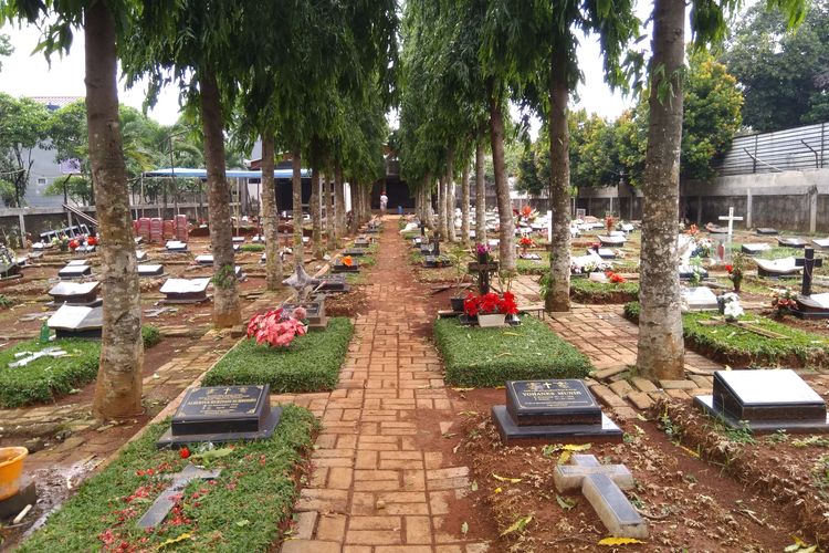 Perawat makam di Pemakaman Bitung Buaran yang berasal dari luar Bekasi tidak pulkam demi peziarah yang ramai di Hari Raya Natal.