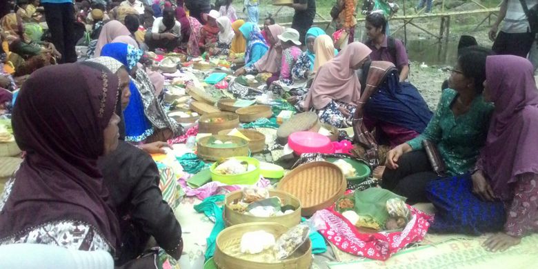 Keluarga membawa makanan bikinan sendiri dengan menu kenduri, seperti tempe dan tahu bacem, telur, hingga ingkung ke Festival Kembul Sewu Dulur 2018 di Bendung Kayangan, Pendoworejo, Girimulyo, Kulon Progo, DI Yogyakarta, Rabu (7/11/2018). Ini festival Rabu Pungkasan di bulan Safar. Warga kemudian menyantap makanan bersama dan saling berbagi satu dengan lain.  