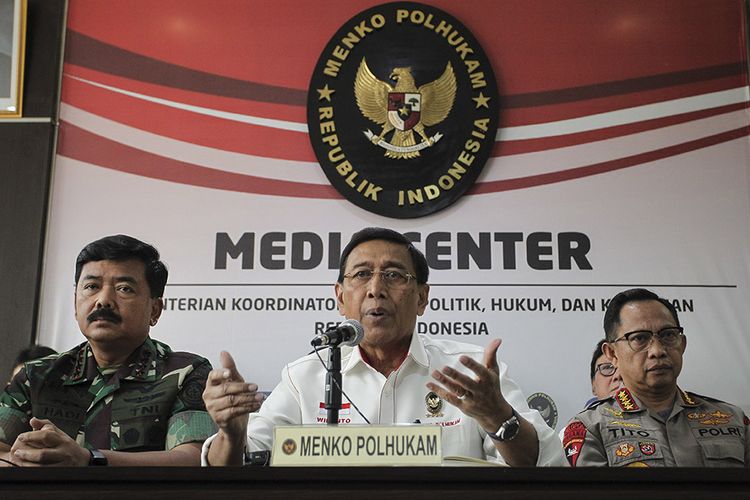 Menko Polhukam Wiranto (tengah) bersama Panglima TNI Marsekal TNI Hadi Tjahjanto (kiri) dan Kapolri Jenderal Pol Tito Karnavian (kanan) menyampaikan perkembangan pascakerusuhan di Jakarta dini hari tadi, di kantor Kemenko Polhukam, Jakarta, Rabu (22/5/2019). Menko Polhukam mengatakan Pemerintah sudah mengetahui dalang dari aksi kerusuhan yang terjadi setelah unjuk rasa di depan Bawaslu dan memastikan aparat keamanan akan menindak tegas secara hukum.