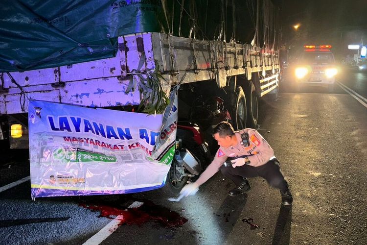 Pengendara motor menabrak buritan truk tronton parkir di tepi Jalan Jogja – Wates, Kalurahan Sentolo, Kapanewon Sentolo, Kabupaten Kulon Progo, Kabupaten Kulon Progo, Daerah Istimewa Yogyakarta, Jumat (6/9/2024) sekitar pukul 03.30 WIB. Pemotor tewas dengan luka berat.