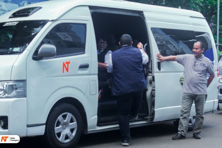 Naba Transport menyediakan berbagai jenis kendaraan. Salah satunya adalah Hiace Commuter yang memiliki kapasitas 15 orang.