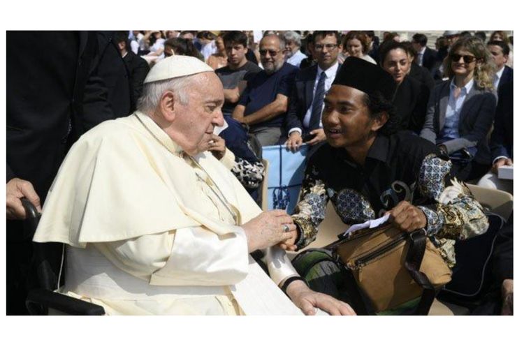 Deni Iskandar, mahasiswa Indonesia dapat beasiswa ke Vatikan dan bertemu Paus Fransiskus. 