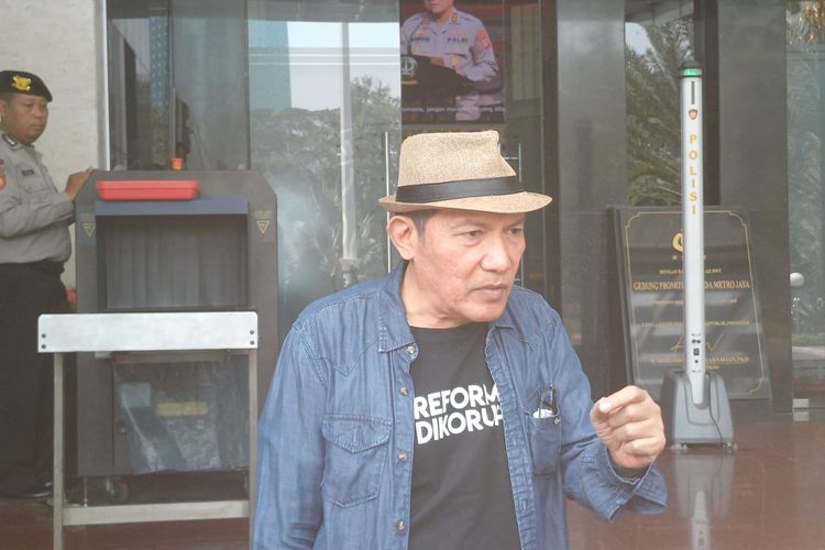 Wakil Ketua KPK Periode 2015-2019 Saut Situmorang, menghadiri pemeriksaan Polda Metro Jaya soal kasus dugaan pemerasan mantan Menteri Pertanian Syahrul Yasin Limpo