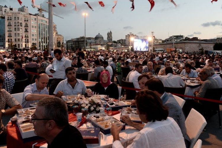 Suasana saat buka puasa di Istanbul, Turki
