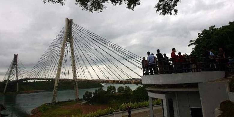 Sejumlah warga saat melakukan wisata di lokasi memandang jembatan Barelang, Batam, Kepulauan Riau, Jumat (8/2/2013). Jembatan Barelang yang merupakan ikon Kota Batam ini merupakan destinasi wisata bagi wisatawan yang melancong ke Batam.