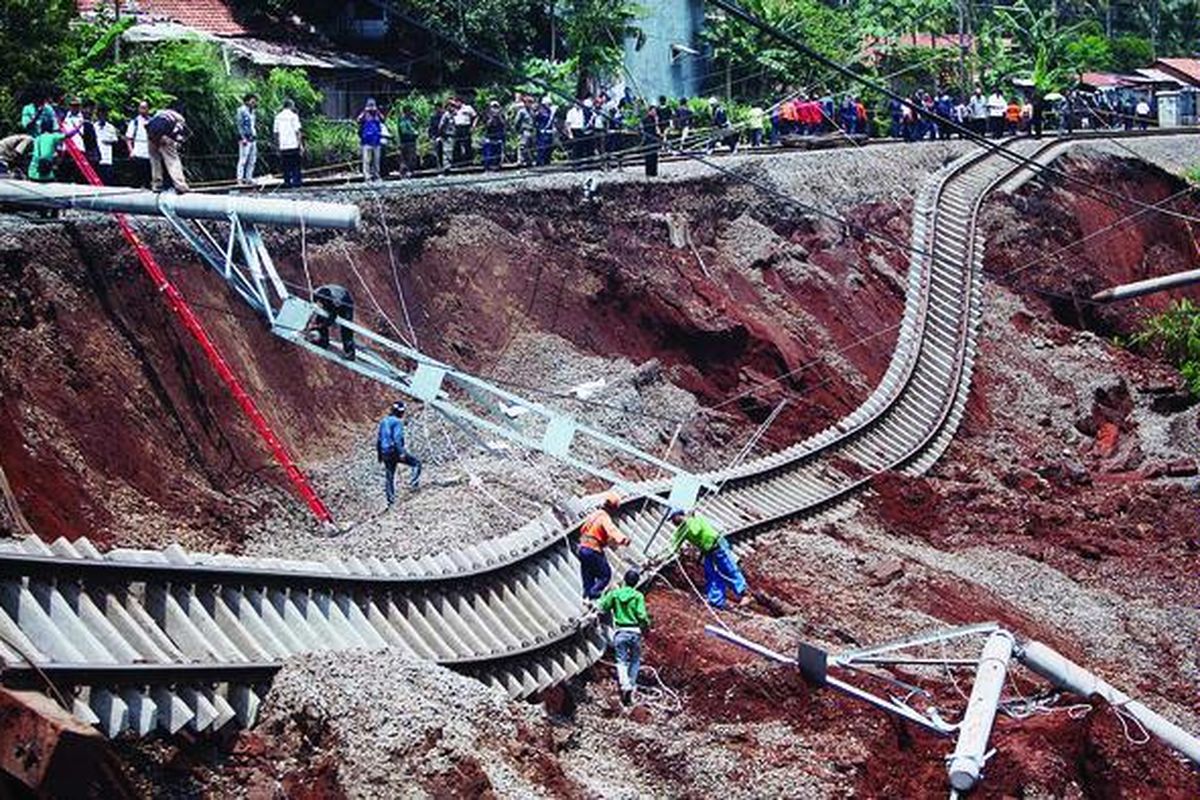 Tanah longsor memutus jalur rel kereta antara Stasiun Bojong Gede dan  Stasiun Cilebut, Bogor, Jawa Barat. Akibat kejadian tersebut, KRL Jakarta-Bogor hanya dapat melayani penumpang hingga Stasiun Bojong Gede. Selain itu, puluhan rumah warga juga rusak akibat tertimbun longsoran tanah. Foto diambil Kamis (22/11) pagi.