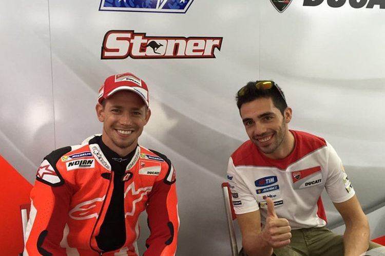 Dua pebalap penguji Ducati, Casey Stoner dan Michele Pirro.
