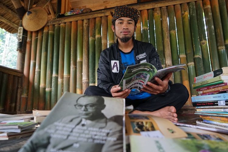 Ruhandi, Kepala Desa Warungbanten, Kabupaten Lebak, penerima Apresiasi Ikon Prestasi Pancasila Tahun 2020 dari Badan Pembinaan Ideologi Pancasila. Minggu (30/12/2018).