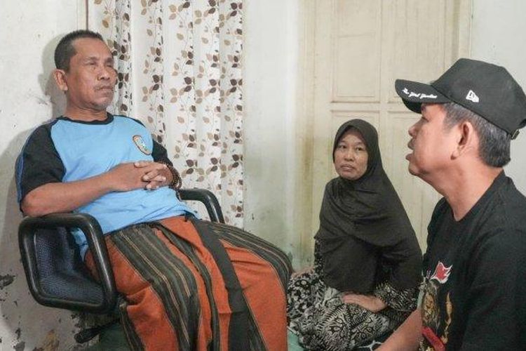 Guru korban penyiraman air keras matanya buta ditolak BPJS, Dedi Mulyadi bantu biaya pengobatan 

