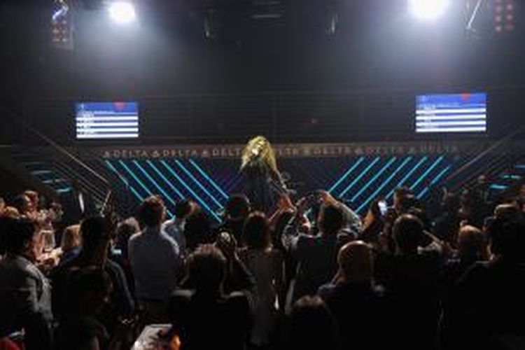 Petenis Amerika Serikat, Serena Williams, meramaikan acara Delta Airlines dengan berkaraoke di Arena, New York City, Rabu (20/8/2014).