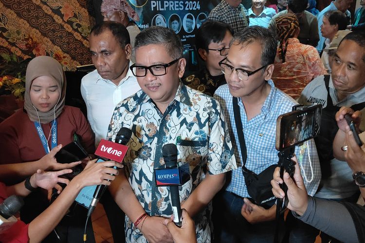 Sekretaris Jenderal PDI-P Hasto Kristiyanto ditemui di kawasan SCBD, Jakarta, Minggu (7/4/2024).