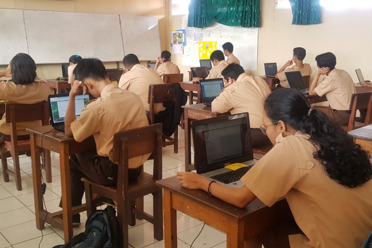 Pengaplikasian Ujian Akhir Semester berbasis komputer di SMA Slamet Riyadi Jakarta dengan dukungan teknologi edukasi Quipper School.