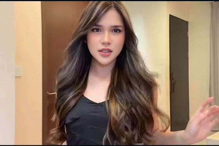 Davina Karamoy Rela Warnai Rambut demi Film Naik Kelas